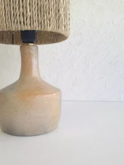 ORNA – Lampe artisanale en céramique | Élégance naturelle & design épuré 4 Lampe en terre cuite beige - céramique de Sejnane - lampe design design épuré
