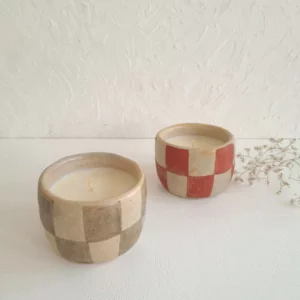 Détail 5, Bougie artisanale céramique jasmin – QUARA | Damier vert & terracotta Anaspika