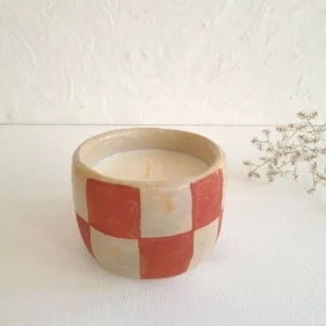 Détail 1, Bougie artisanale céramique jasmin – QUARA | Damier vert & terracotta Anaspika