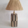 Lampe en tarre cuite en beige et noir avec abat jour naturel
