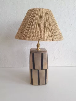 Lampe en tarre cuite en beige et noir avec abat jour naturel