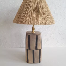 Détail 1, Lampe à poser céramique artisanale – DUORA | Rayures noires & abat-jour naturel Anaspika