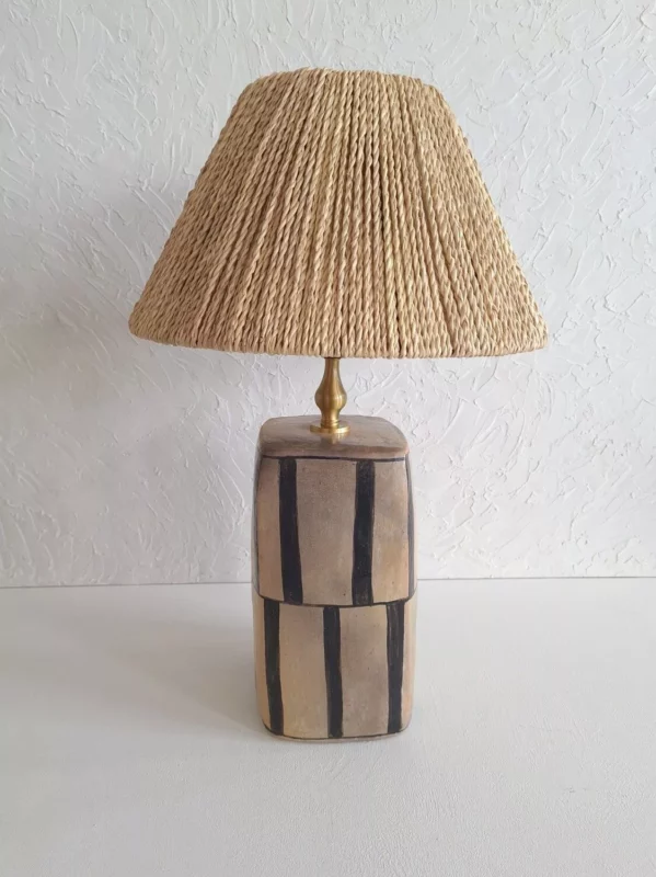 Lampe à poser céramique artisanale - DUORA | Rayures noires & abat-jour naturel, poterie de Sejnane