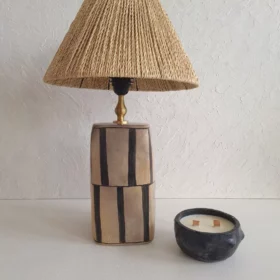 Détail 3, Lampe à poser céramique artisanale – DUORA | Rayures noires & abat-jour naturel Anaspika