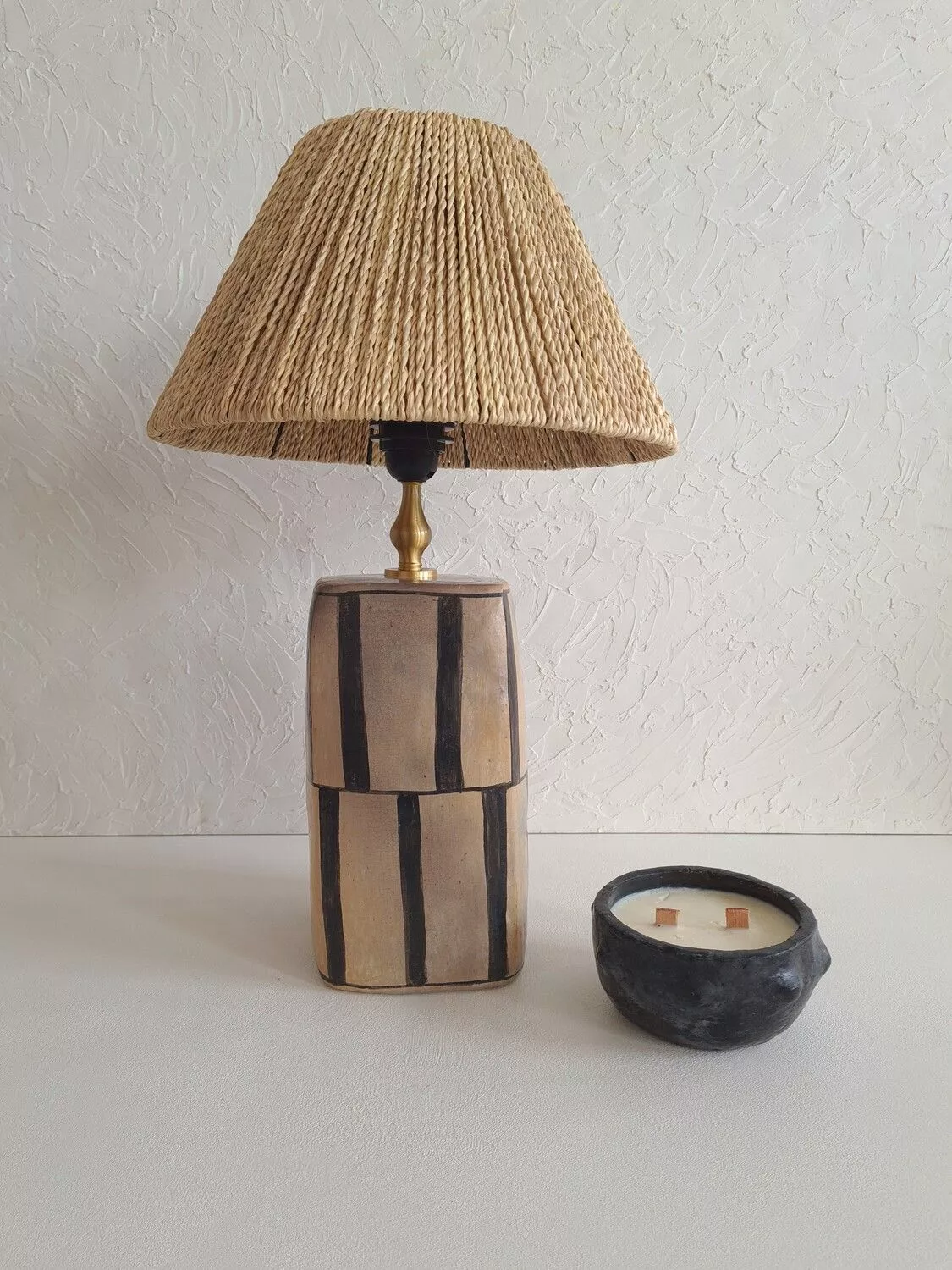 DUORA - Lampe artisanale en céramique | Rayures noires & abat-jour nature 3 Lampe en tarre cuite en beige et noir avec abat jour en fibres naturelles
