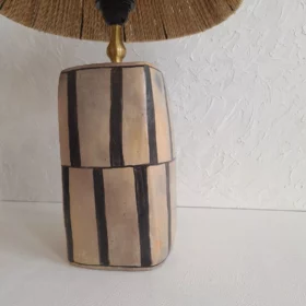 Détail 2, Lampe à poser céramique artisanale – DUORA | Rayures noires & abat-jour naturel Anaspika