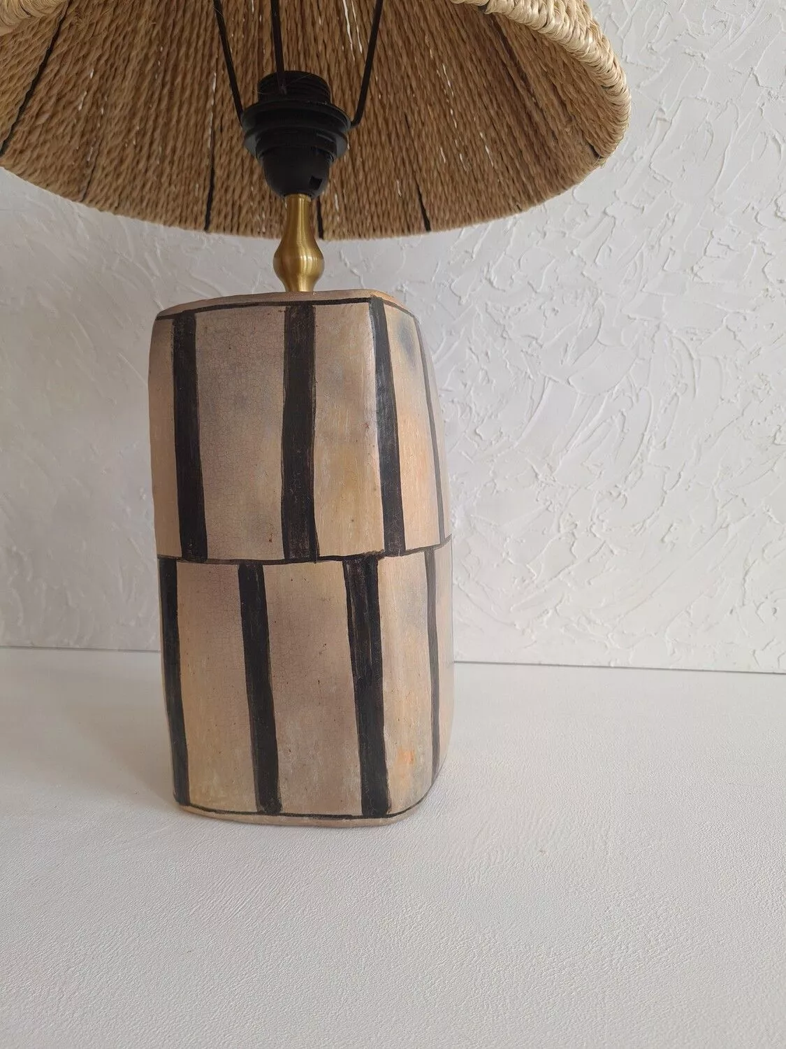 DUORA - Lampe artisanale en céramique | Rayures noires & abat-jour nature 2 Lampe en tarre cuite en beige et noir avec abat jour en fibres naturelles