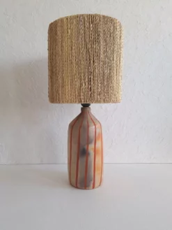 Lampe artisanale en céramique beige et rayures rouge avec abat-jour naturel, lampe moderne et design