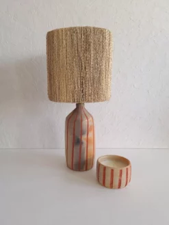 Lampe artisanale en céramique beige et rayures rouge avec abat-jour naturel, lampe moderne et design