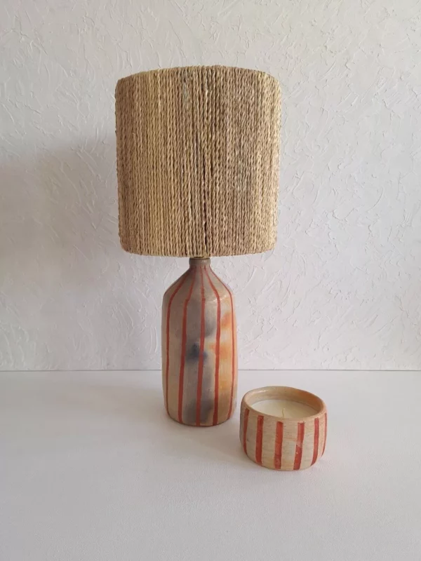 Lampe artisanale en céramique beige et rayures rouge avec abat-jour naturel, lampe moderne et design