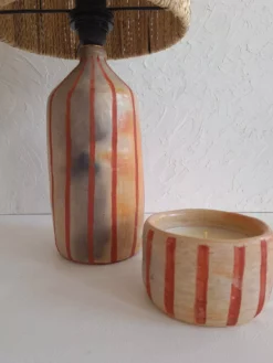 Lampe artisanale en céramique beige et rayures rouge avec abat-jour naturel, lampe moderne et design