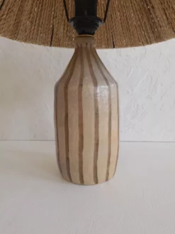 Lampe artisanale en céramique beige et rayures verts avec abat-jour naturel, lampe moderne et design
