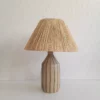 Lampe artisanale en céramique beige et rayures verts avec abat-jour naturel, lampe moderne et design