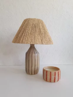 Lampe artisanale en céramique beige et rayures verts avec abat-jour naturel, lampe moderne et design