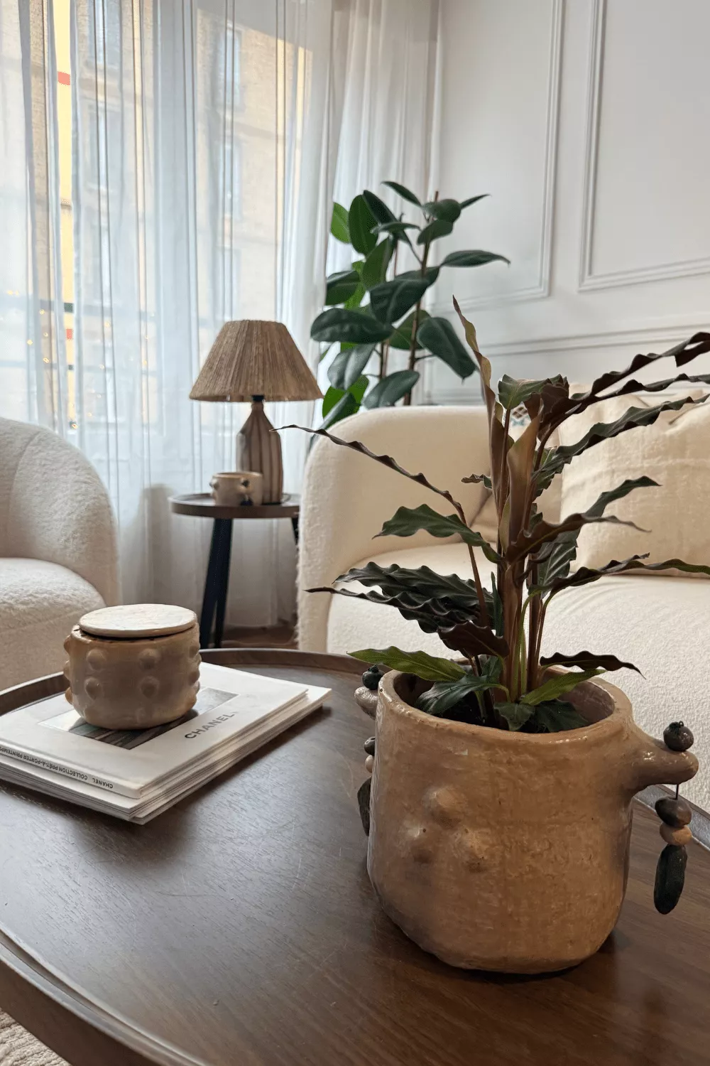Salon moderne réchauffé par un cache-pot en poterie de Sejnane et une lampe artisanale