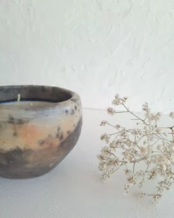 LINA – Bougie parfumée artisanale à la fleur d’oranger | Cire de soja & poterie de Sejnane 3 Bougie LINA – parfum fleur d’oranger – cire de soja – poterie de Sejnane – bougie parfumée artisanale – fait main Tunisie – objet déco unique