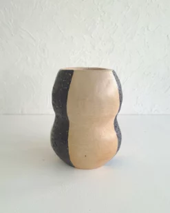 NARA – Vase en céramique artisanale fait main | Terre cuite de Sejnane 10 Vase NARA – céramique artisanale de Sejnane – pigments naturels – forme organique – objet déco fait main