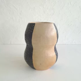 Détail 4, Vase poterie artisanale motifs berbères – NARA | Sejnane fait main Anaspika