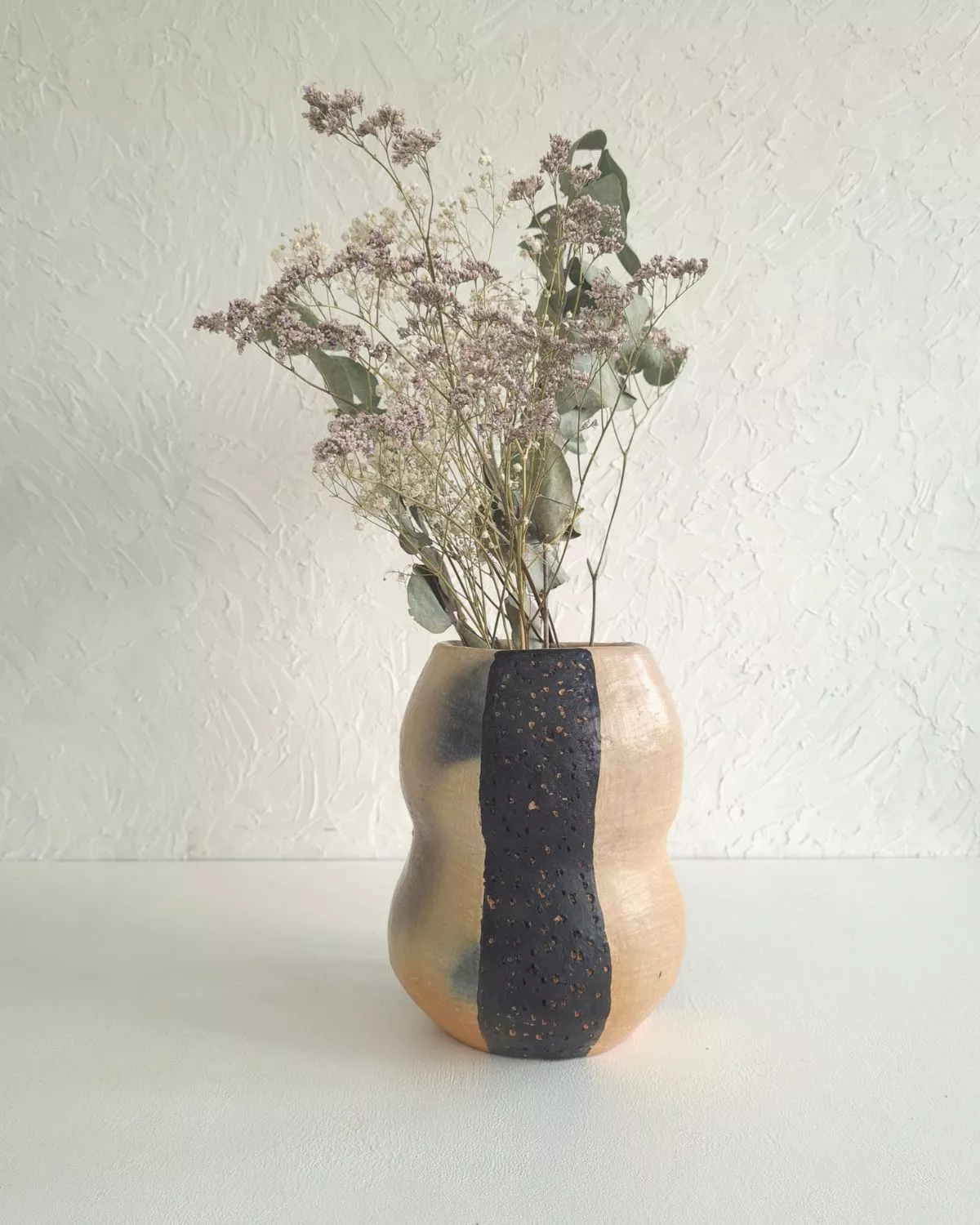 NARA – Vase en céramique artisanale fait main | Terre cuite de Sejnane 2 Vase NARA – céramique artisanale de Sejnane – pigments naturels – forme organique – objet déco fait main