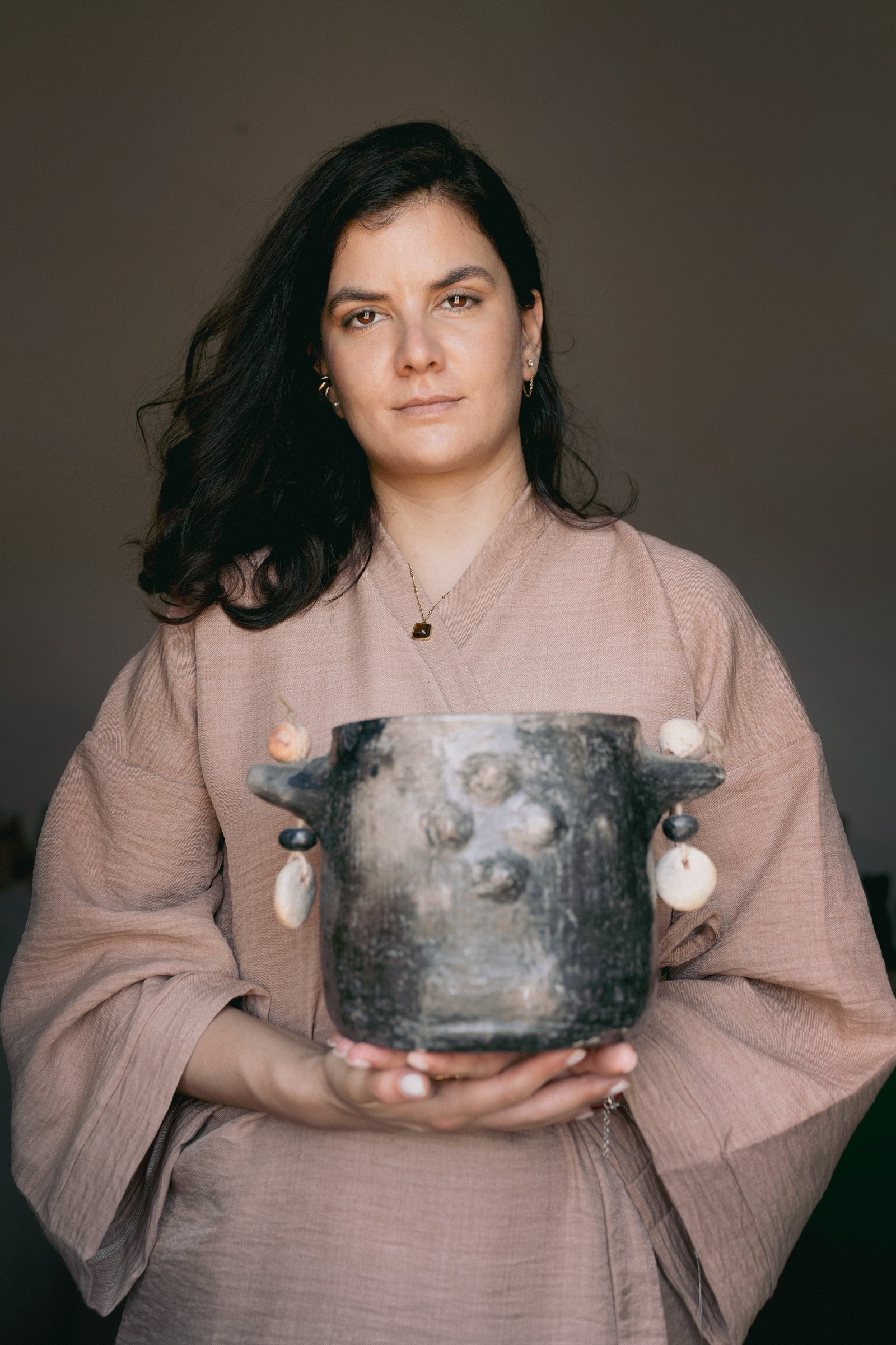 Portrait d'Amal Aissa, fondatrice d'Anaspika, dans le contexte de l'atelier de Sejnane