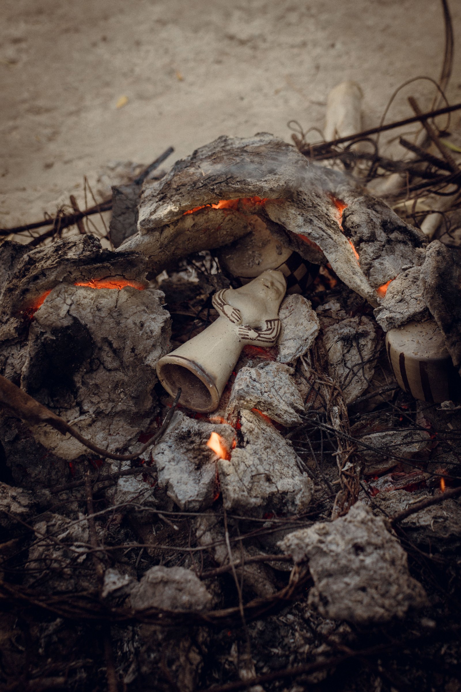 Cuisson de poteries de Sejnane à l'air libre sur foyer alimenté en bois et bouse séchée
