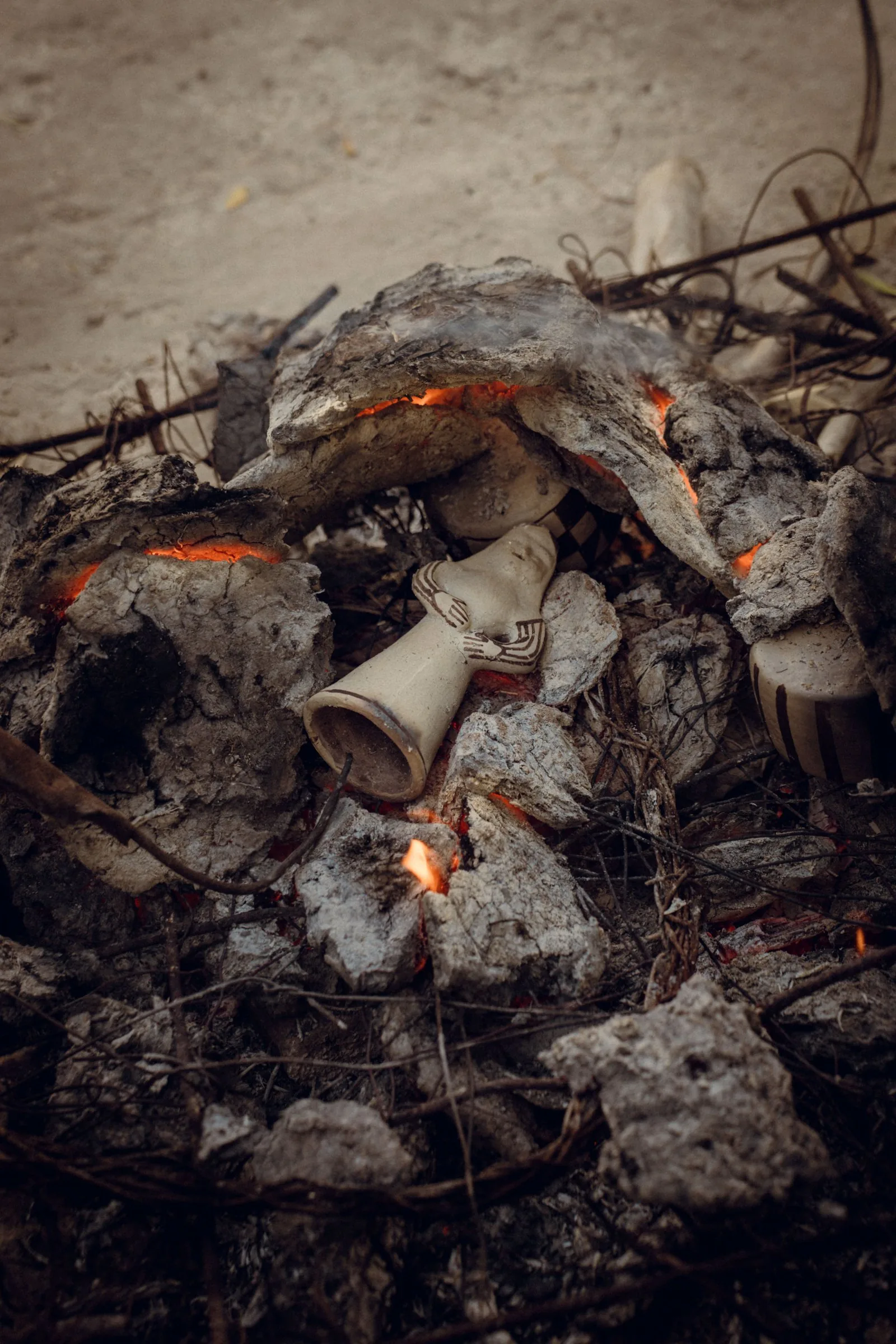 Cuisson de poteries de Sejnane à l'air libre sur foyer alimenté en bois et bouse séchée