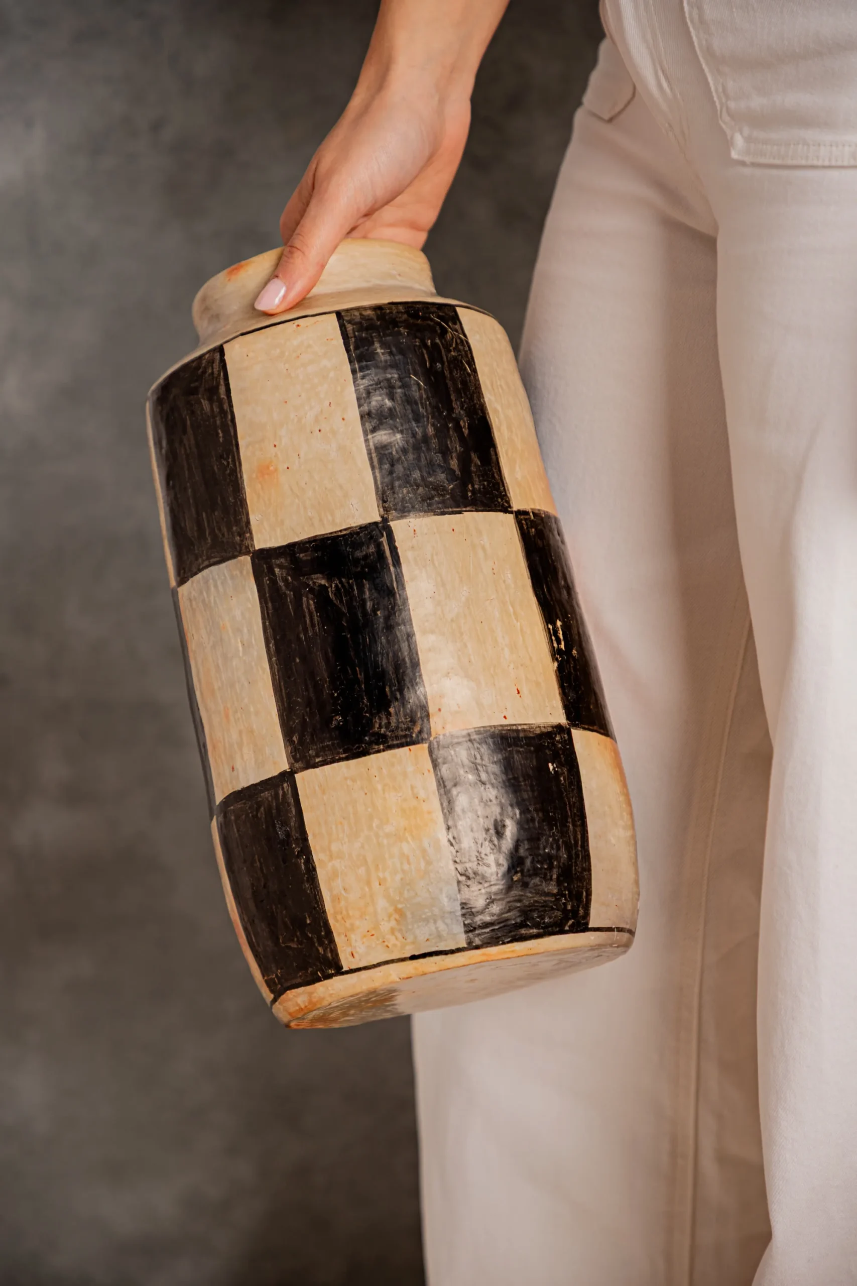 Grand vase à damier en poterie de Sejnane porté à la main