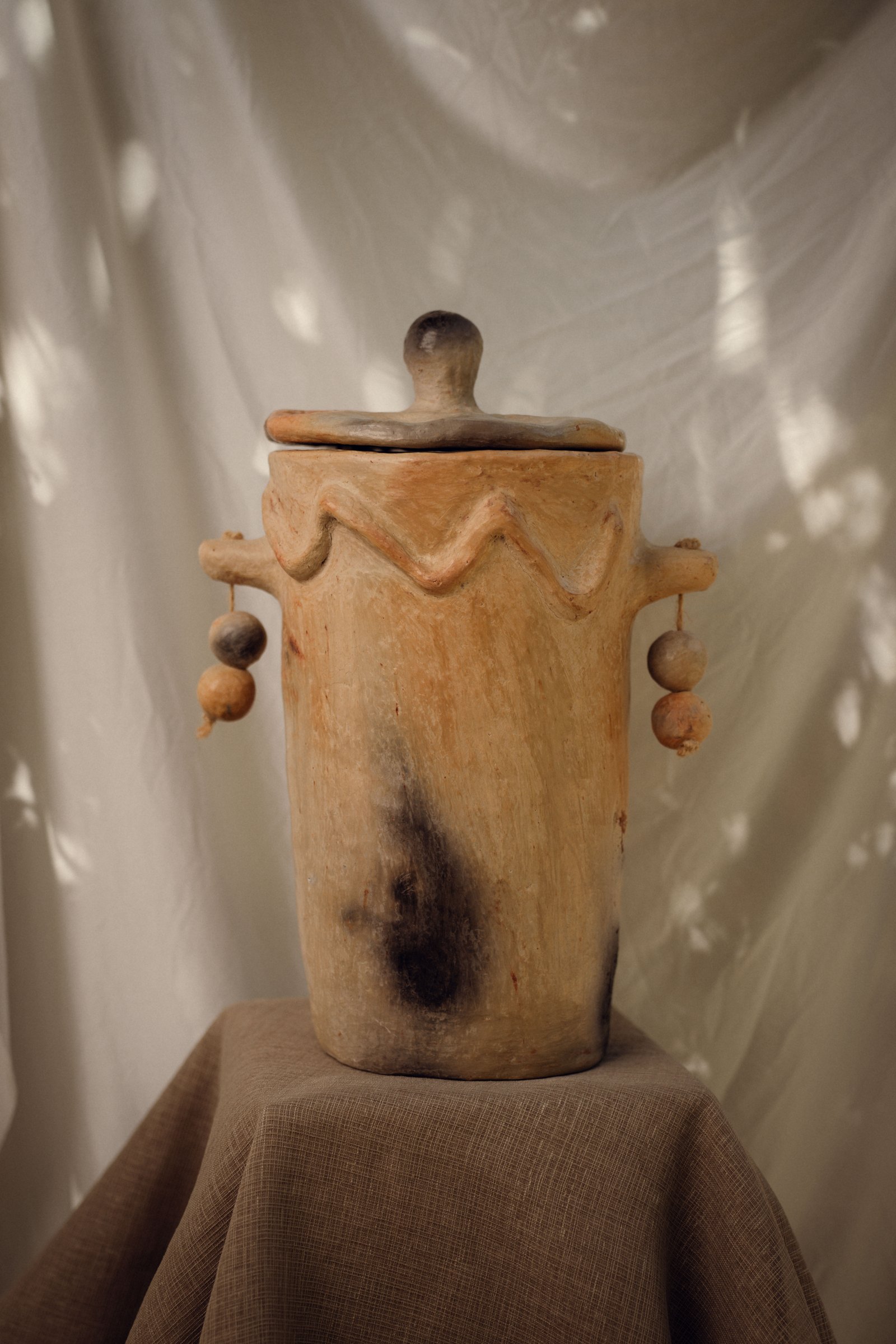 Vase ANASPIKA, pièce-emblème de la maison, modelé à la main par les artisanes de Sejnane