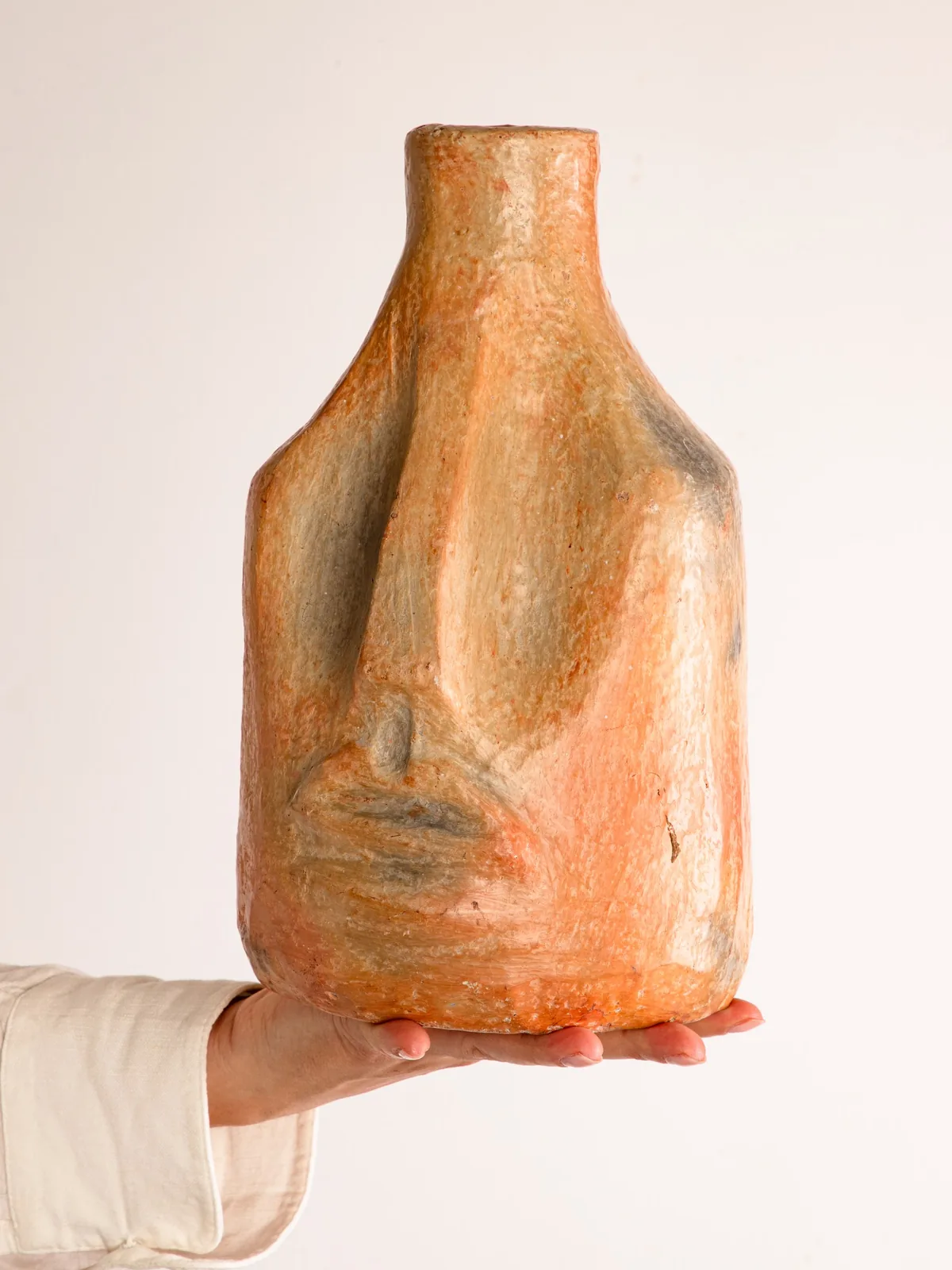 Vase ANASPIKA, pièce-emblème de la maison, modelé à la main par les artisanes de Sejnane