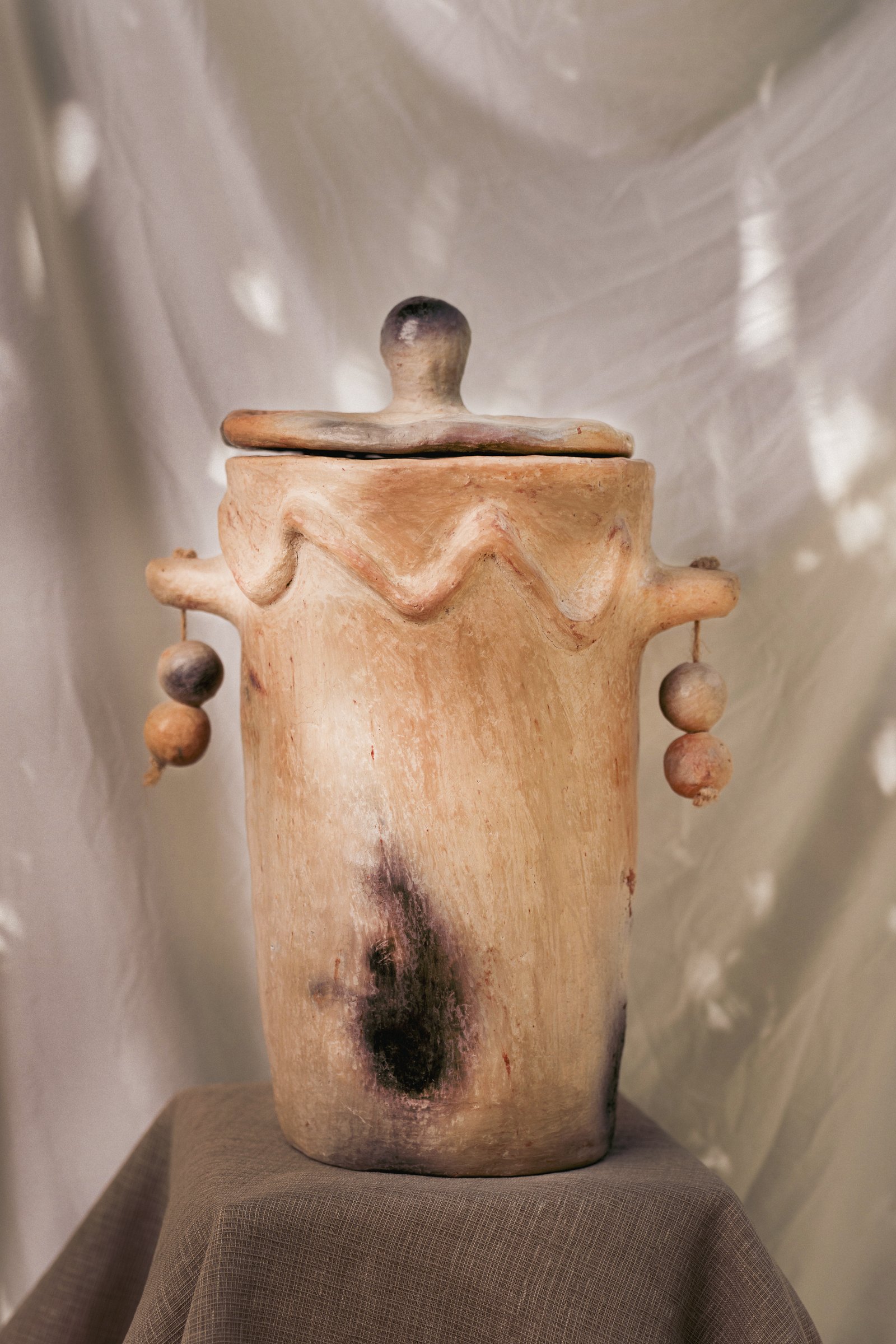 Pièce de poterie Sejnane Anaspika avec patine et nuances de cuisson visibles
